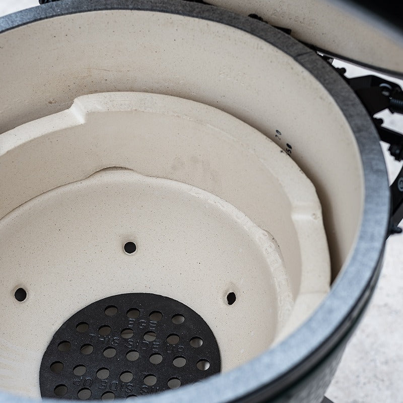Big Green Egg Large 2026 — Innenraum mit hochwertiger Keramik-Auskleidung, Feuerring und Feuerbox für effiziente Hitzespeicherung