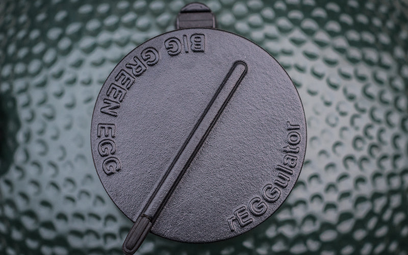 rEGGulator Deckelventil aus Gusseisen auf grüner Keramik des Big Green Egg Medium