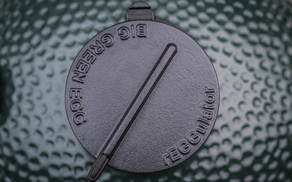 rEGGulator Deckelventil aus Gusseisen auf grüner Keramik des Big Green Egg Medium