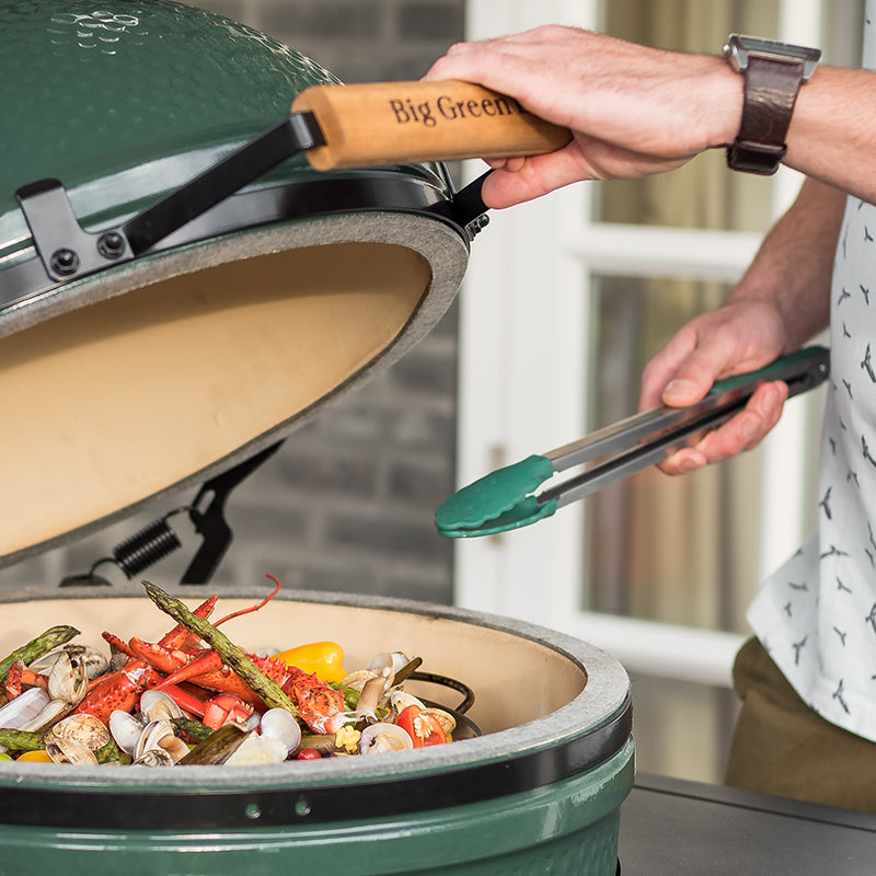 Big Green Egg Xlarge geöffnet beim Grillen von Garnelen, Muscheln und grünem Spargel