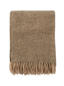 Klippan Wolldecke Gotland in Beige, aus 75 % Lammwolle mit Gotlandwolle, gefaltet mit cremefarbenen Fransen