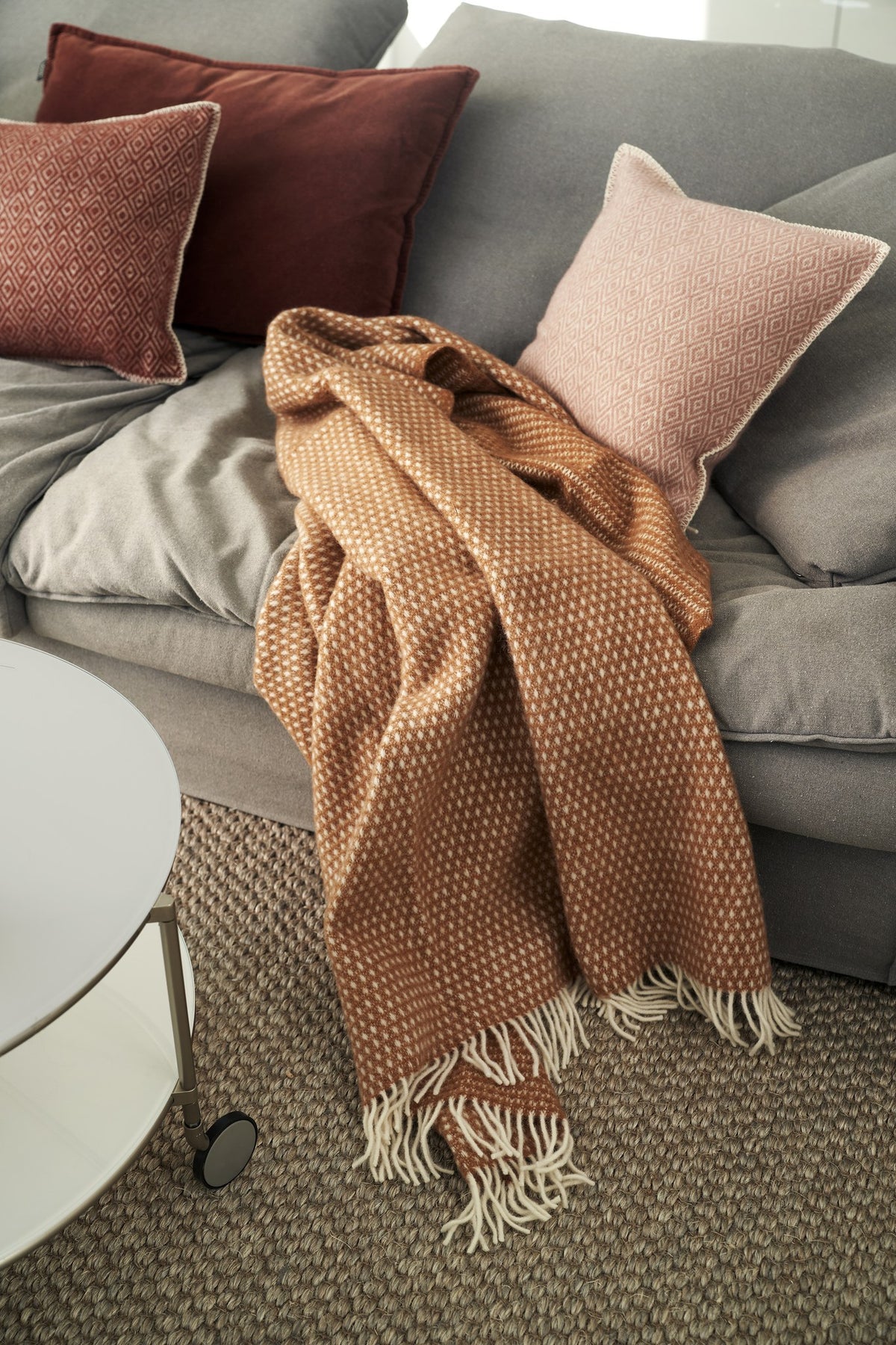 Klippan: Wolldecke Knut in Nougat auf dem Sofa