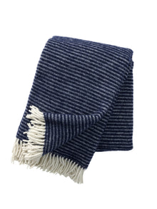Klippan Wolldecke Ralph in Marineblau, aus 100 % Lammwolle, gefaltet mit cremefarbenen Fransen