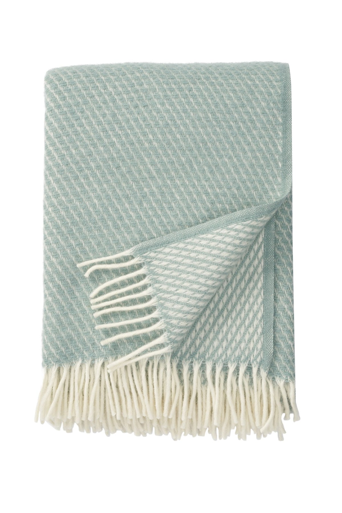 Klippan Wolldecke Velvet in Enteneiblau, aus 100 % Lammwolle, gefaltet mit cremefarbenen Fransen
