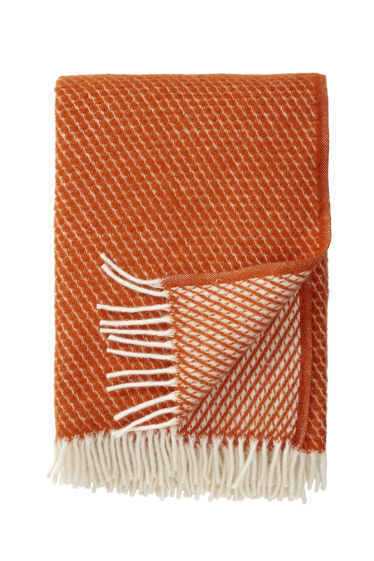 Klippan Wolldecke Velvet in Rostrot, aus 100 % Lammwolle, gefaltet mit cremefarbenen Fransen
