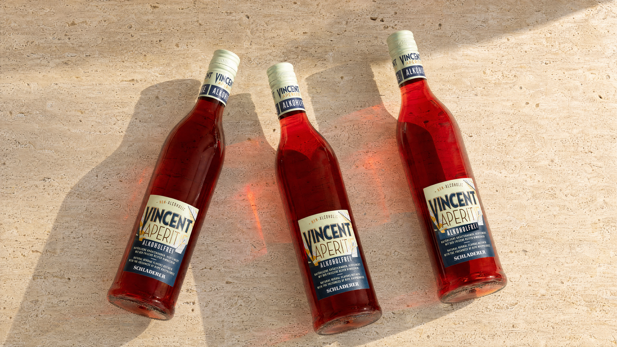 Schladerer VINCENT Aperitif alkoholfrei, drei Flaschen auf Travertin